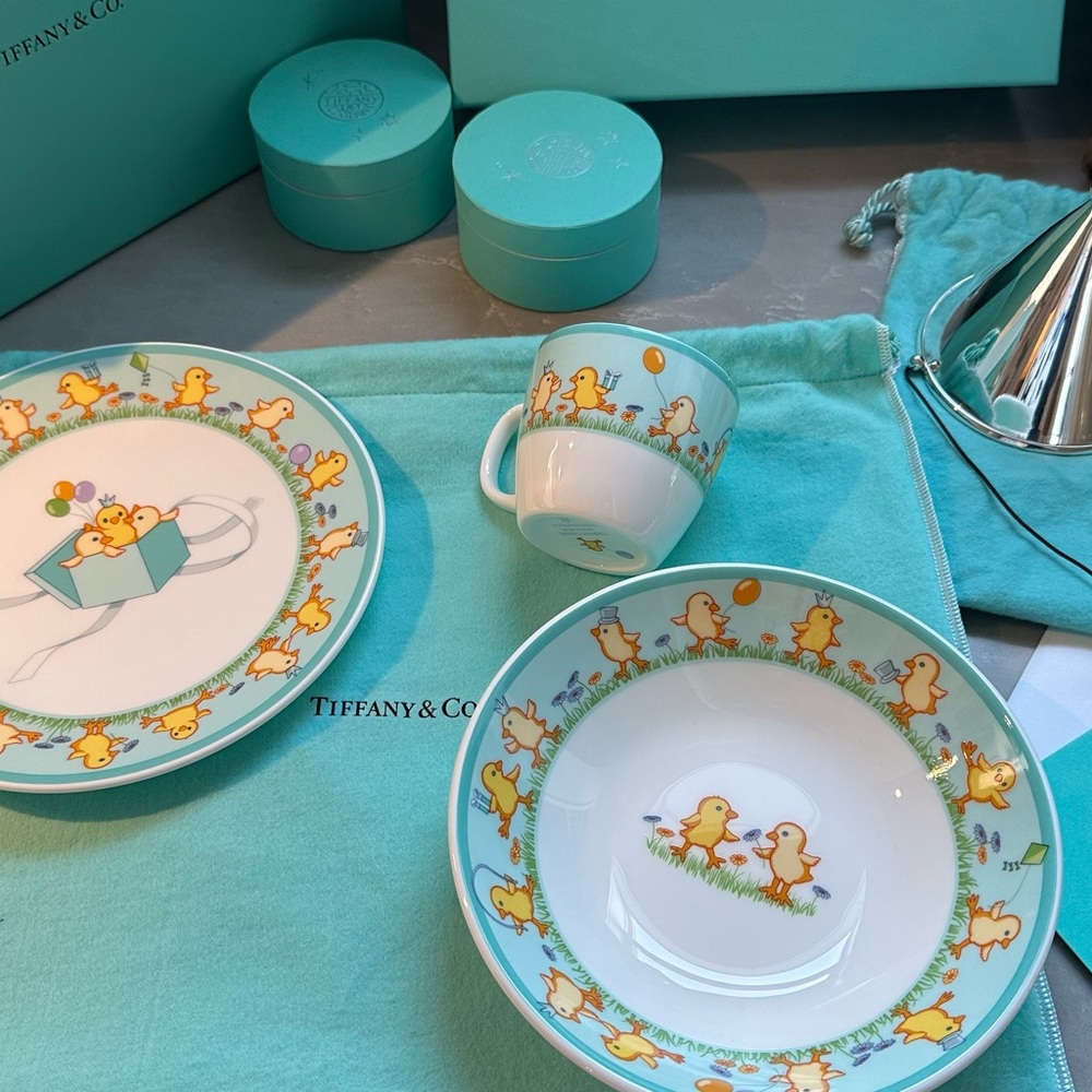 TIFFANY & CO “CHICKS” 3 PIECE PORCELAIN BABY GIFT SET -RARE & NEW/MINT CONDITION - Picture 7 of 15